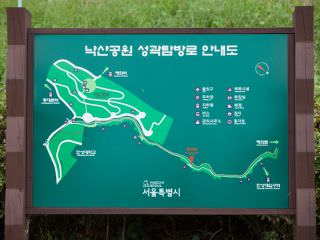 「駱山公園」城郭散策コースの案内図
