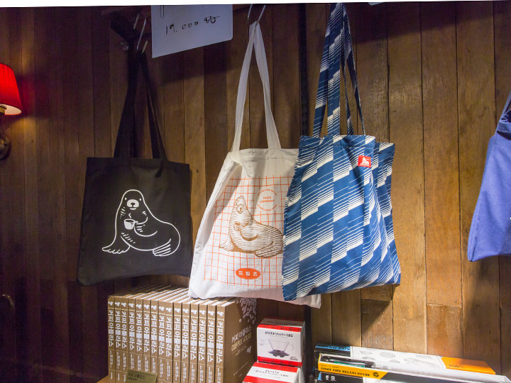 エコバッグ、キャンバスバッグ
大判雑誌もすっぽり収まる、
ゆったりサイズです。