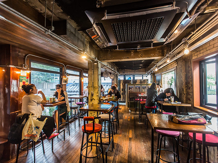 1階奥のハイテーブル席