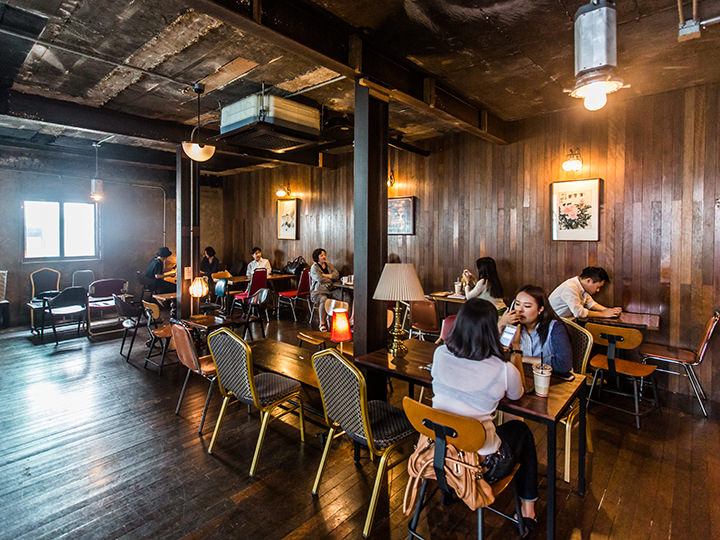 ちょっと暗めで落ち着く2階席