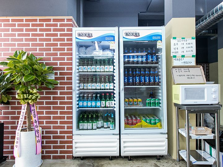 ドリンク冷蔵庫前に電子レンジがあります