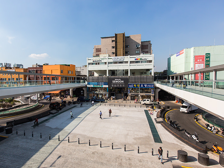 世運商店街と大林商店街の間、清渓川の橋の上にも歩道橋が設置