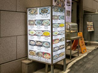 お店の入口には写真付きの日本語メニューも張り出されてあるので安心