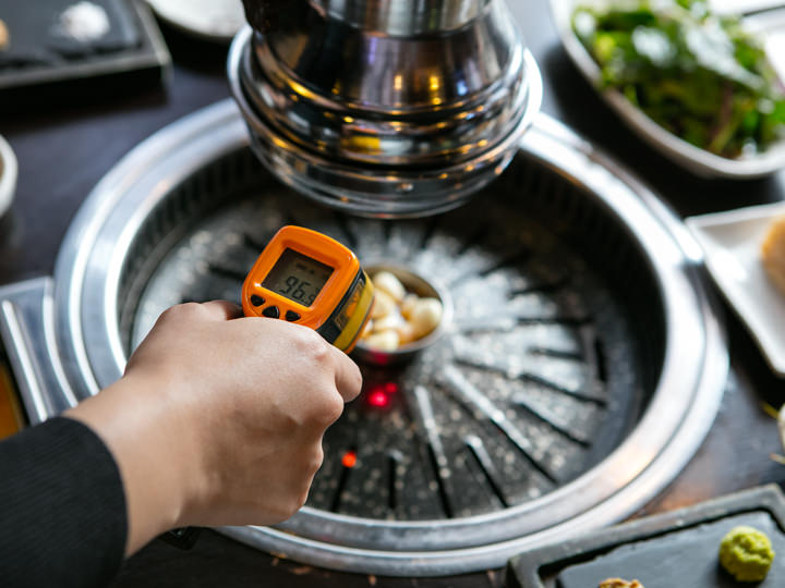 専用の測定器でまめに鉄板の温度をチェック