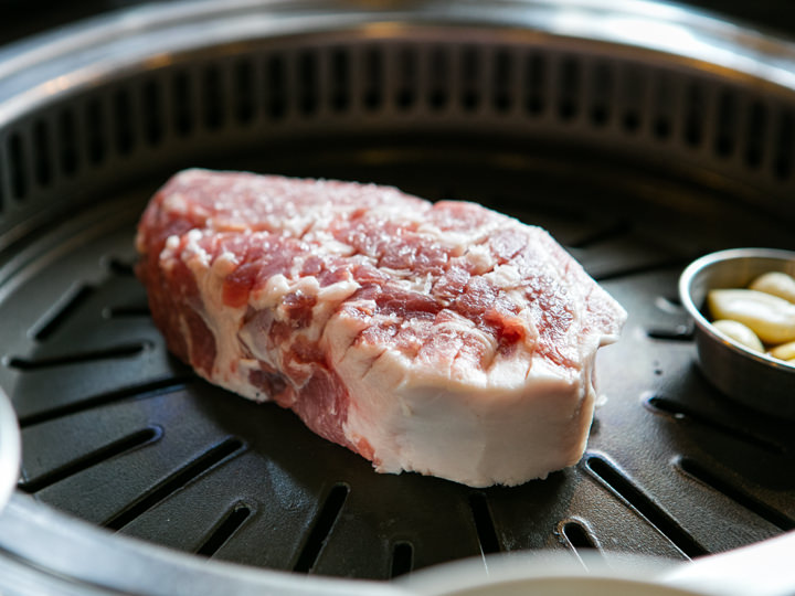 厚めに切り出された豚の首肉(モクサル)