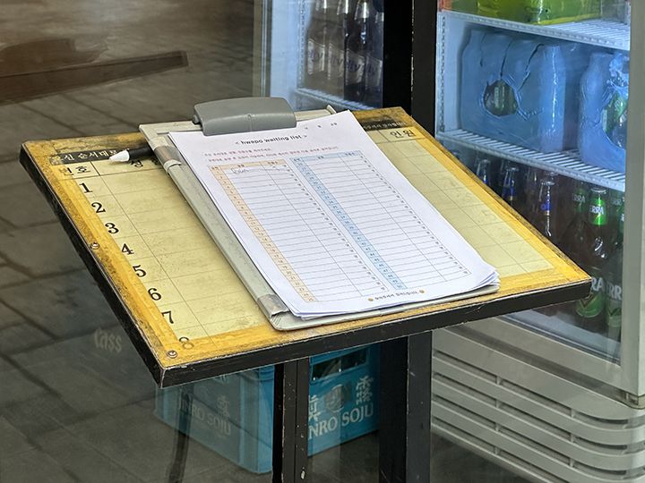 ボードに名前と人数を記入して待機。英語で記載してOK(左から番号、名前、人数)