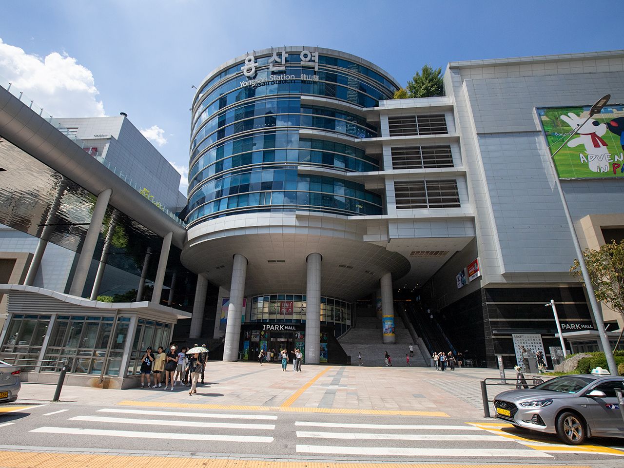 「龍山駅の入口」
階段またはエスカレーターで駅構内へ