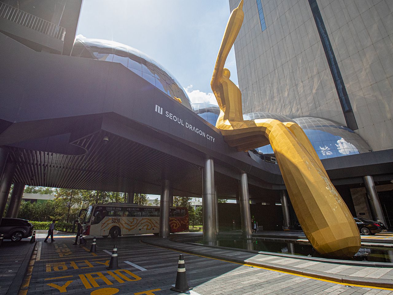 バスはホテルの西側ロータリーに停車