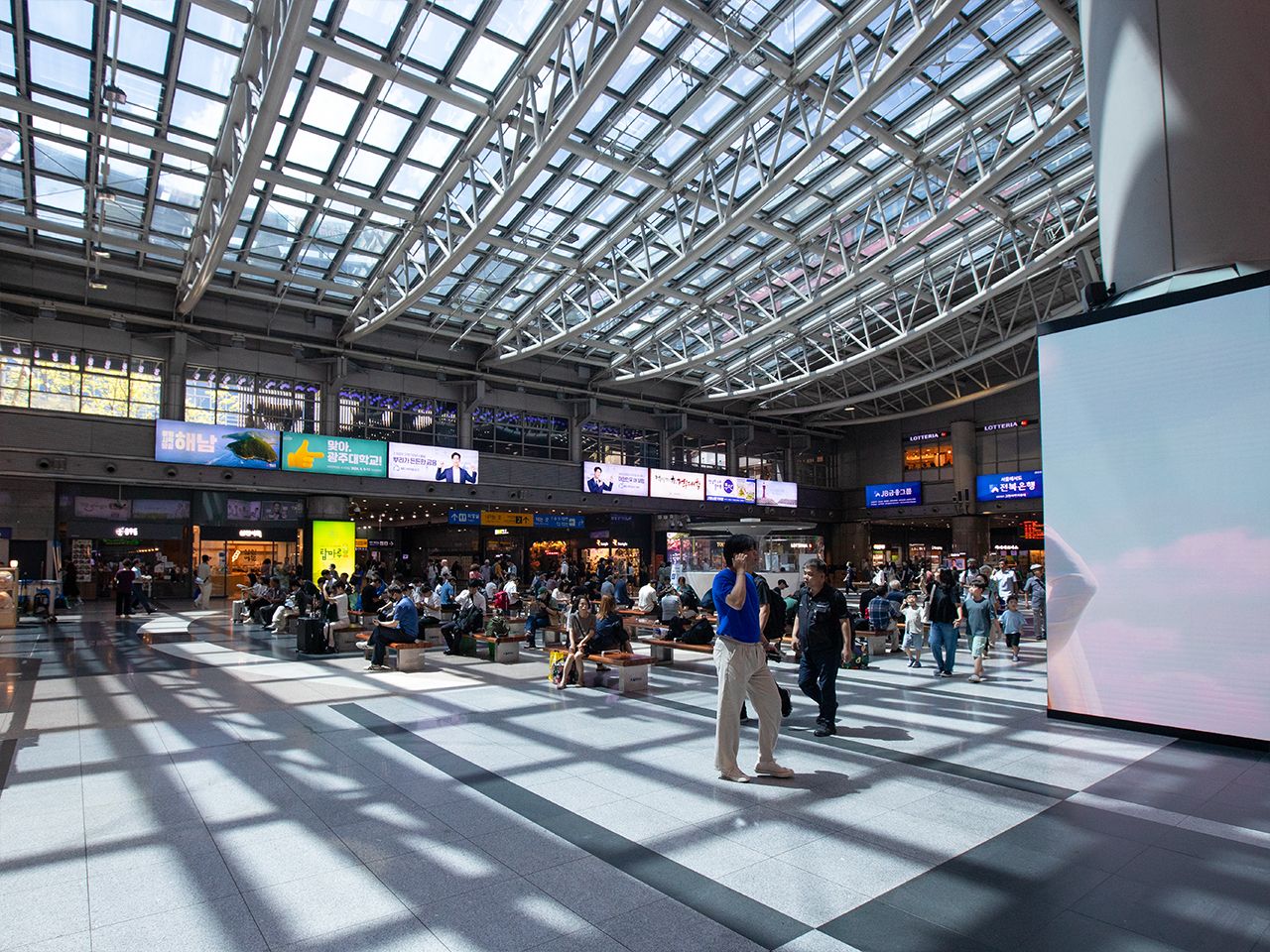広い龍山駅の駅構内