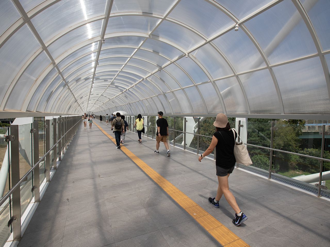 長い歩道橋を渡り…