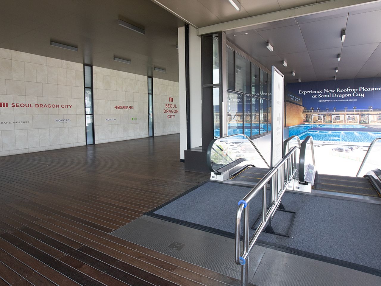 エスカレーターで1階へ降ります
(通路の先にあるエレベーターはホテル専用で、カジノへ入れません)