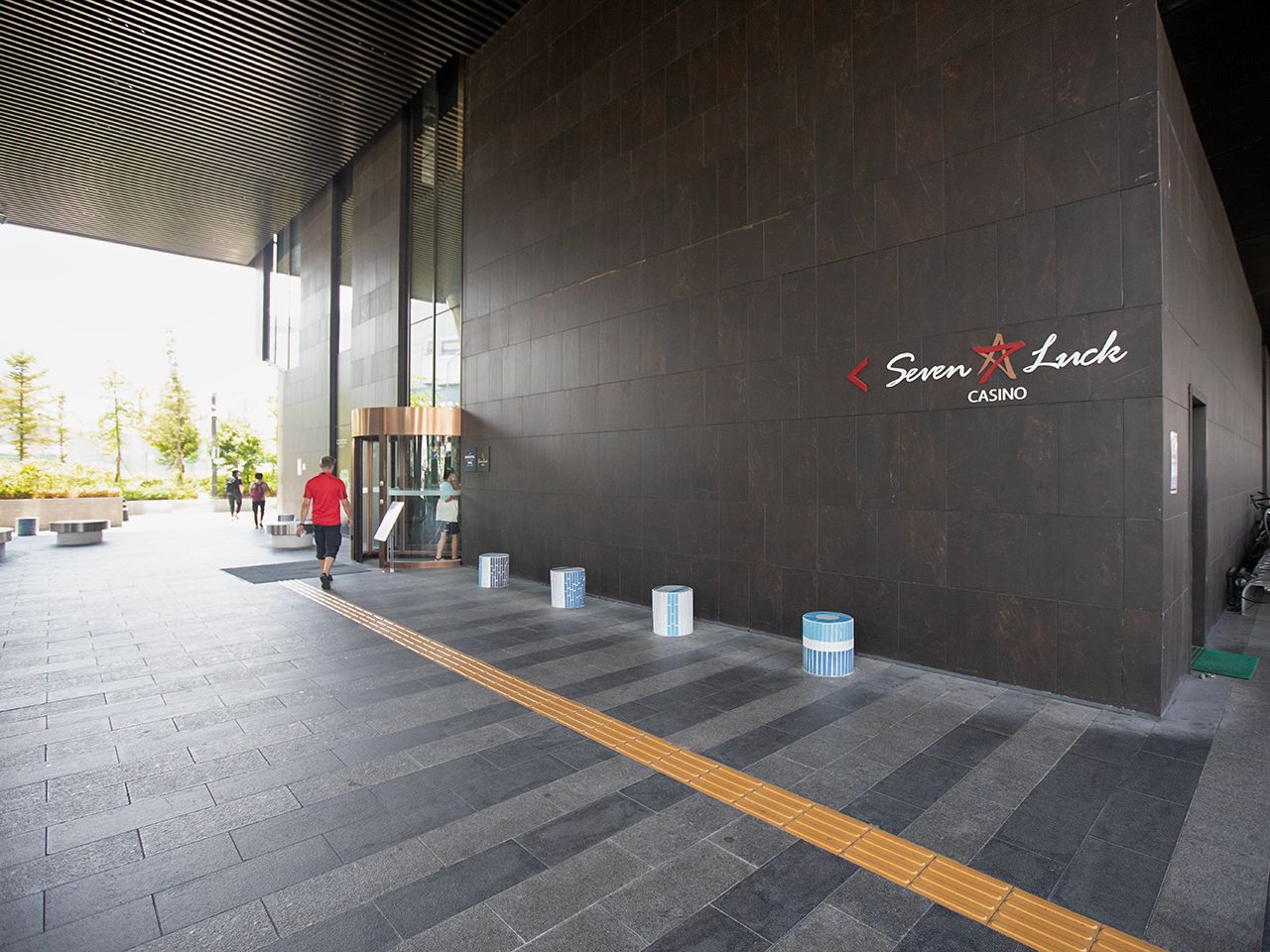 ホテルの建物に入り