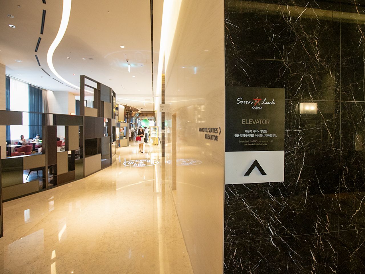 「セブンラックカジノ」の矢印に沿って、しばらく進み…