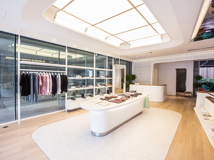 ヤング&コンテンポラリーラインを展開する1階