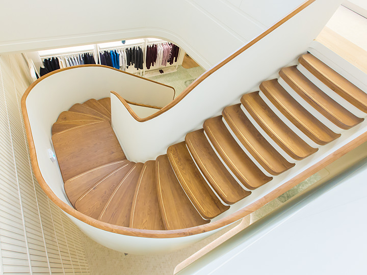 地下1階のショップへ続く螺旋階段