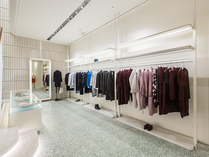 地下1階ドレスエリア