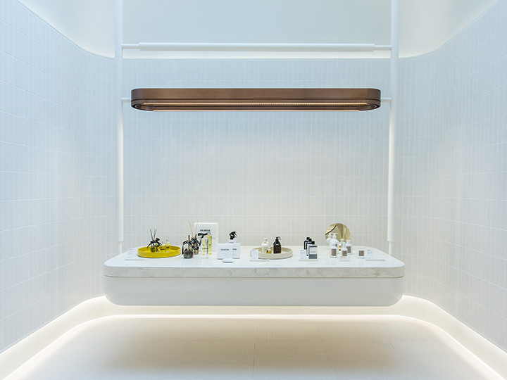 パウダーエリアに並ぶシャンプーなどのバス用品