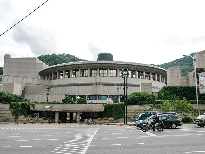 オペラハウスの屋根の形に注目