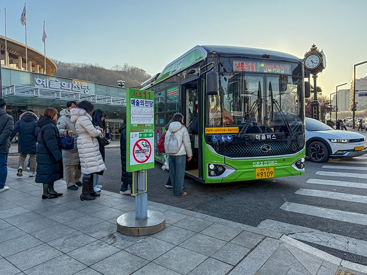 劇場前に停車する「瑞草(ソチョ)11番バス」
※バスの形は複数あります