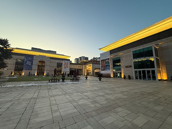 (左)芸楽堂、(右)牛眠堂