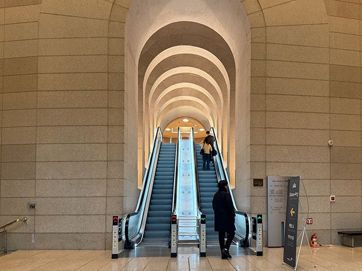 エスカレーターを上がっていくと、オペラ劇場の1階に到着します。