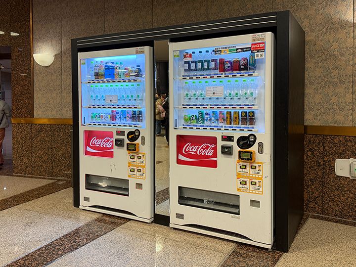 食べ物の持ち込みは不可。ドリンクは水のみ館内に持ち込めます