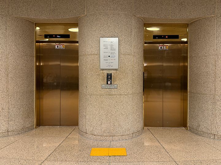 各階、エレベーターまたは階段で移動可