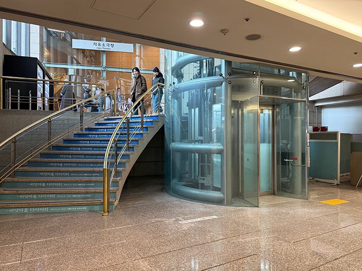 正面を進み、階段を上がると「自由小劇場」があり…