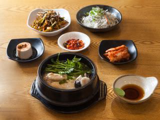 滋養強壮に良いとされるフグと韓国で滋養食として人気の参鶏湯(サムゲタン)が合体した「フグ参鶏湯(ポッサムゲタン)」