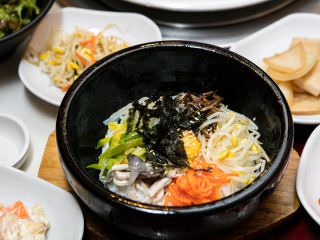 日本人にも人気の６種類の野菜が入った「石焼ビビンバ」