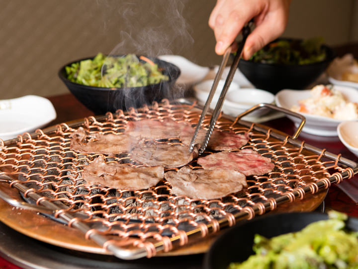 スタッフが網の上に乗せて、焼いてくれます