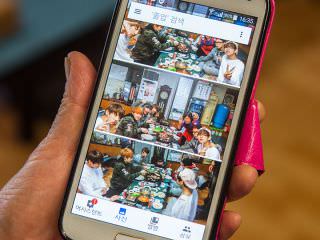 店のオモニの携帯には防弾少年団と撮った写真が！