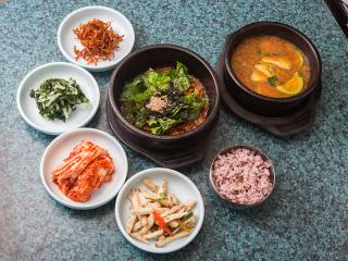 「油井野菜包みご飯」と同じ黒豚がたっぷり入った「黒豚石焼ビビンバ」