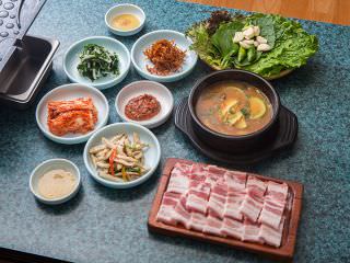 黒豚のもっちりとした肉質と、上質な脂の美味さを実感できる「生黒豚の五枚肉」