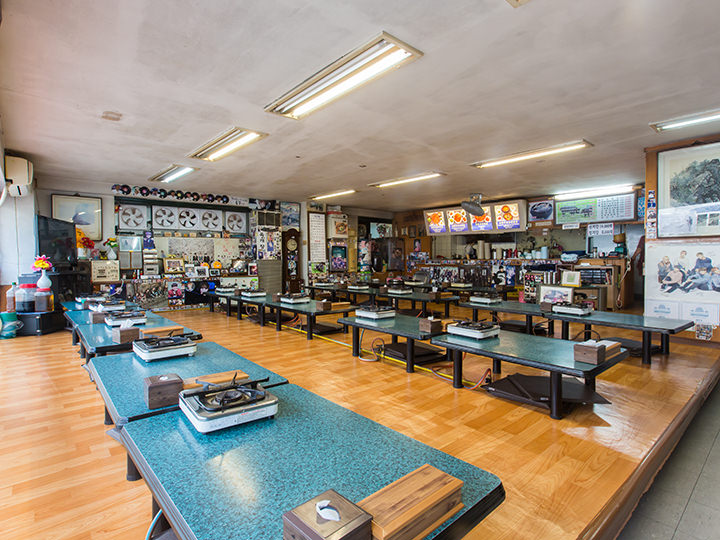 昔ながらの風情が漂う店内
(現在は全席テーブル席になりました)