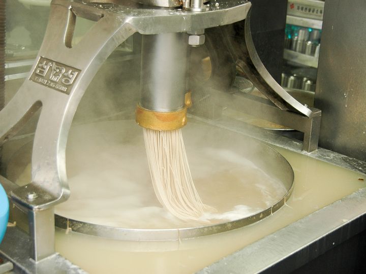 製麺し、茹であげます