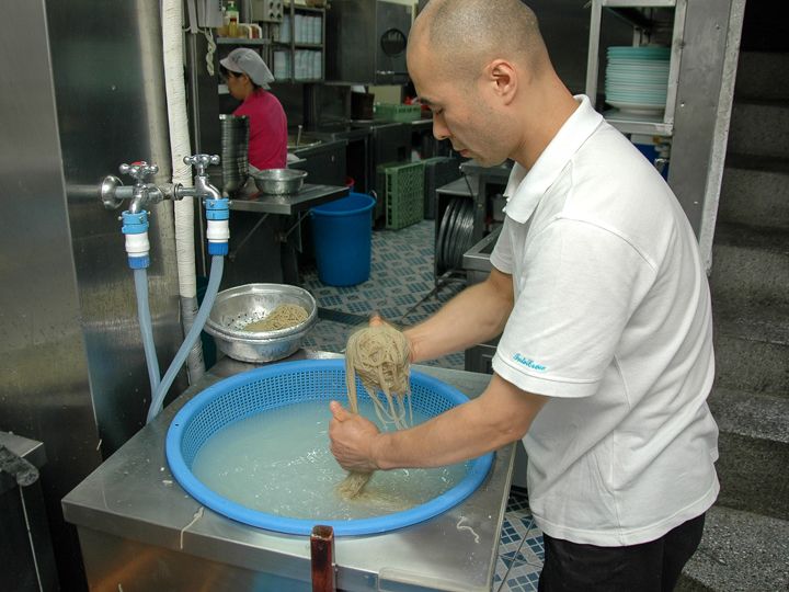 サッと茹でて氷水で冷やします