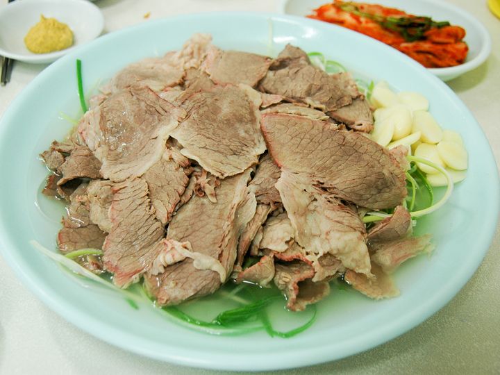 シンプルな味付けが美味しい「湯で豚肉」