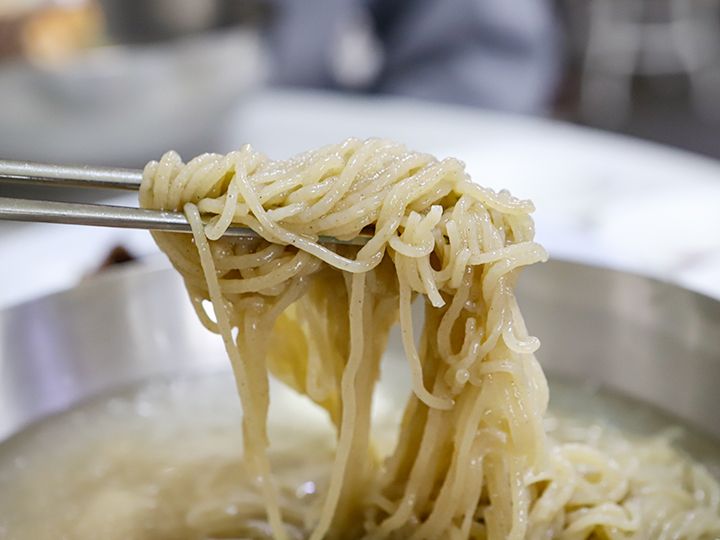 そば粉の風味・色合いが感じられる麺に、さつまいもの甘さが加わります