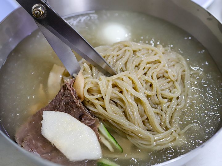 ハサミを入れなくても、かみ切れる麺。ハサミはお好みで