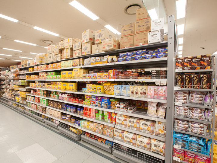 大型マートにある大容量のお菓子などはお土産にぴったり!