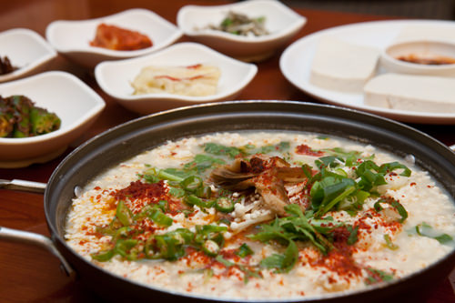 おぼろ豆腐(スンドゥブ)
江陵のおぼろ豆腐は、ニガリの代わりに海水を利用するのが特徴。「草堂(チョダン)スンドゥブ村」には、スンドゥブを食べられるお店が集結。辛い物が苦手な人は白いスンドゥブもあり