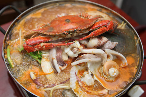 海鮮鍋(ヘムルタン)
海に面しているため、新鮮な海の幸を使用した料理を楽しめる江陵。
海産物と野菜がたっぷり入ったピリ辛海鮮鍋は、江陵に来たら必食の韓国グルメの一つ