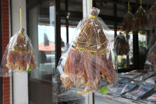 イカ
豊富な海鮮物の中でも特に、東海岸で多く水揚げされるイカ。スルメイカやイカパン(オジンオパン)、イカスミ(モンムル)アイスクリームなどイカを活用したグルメも豊富