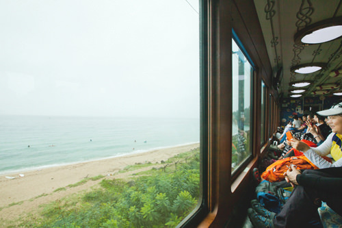 「海列車」
江陵を代表する観光スポットの一つ。正東津から三陟(サムチョク)を結ぶ海列車の最大の魅力は海沿いをギリギリに走る、その景色!座席は全て海側を向いており、広めに造られた窓からは雄大な海を眺めることができる