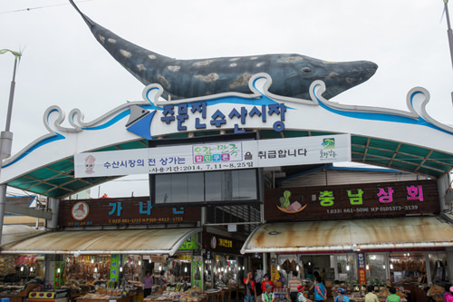 「注文津(チュムンジン)水産市場」
市場で購入した海産物を市場内のお店に持ち込むとその場で海の幸を楽しめる(調理費5,000ウォン~)。市場から徒歩圏内にある注文津海岸は、「トッケビ~君がくれた愛しい日々~ 」(2016)のロケ地としても有名