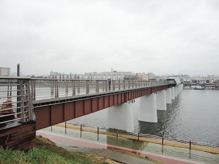大邱の中心部を流れる大河「琴湖江(クモガン)」に架かる鉄橋