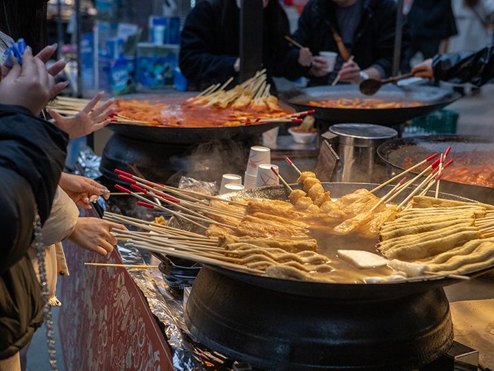 韓国式おでん
(オデン)
価格:1本 2,000ウォン
平たくて薄い練り物をクネクネと串にさした韓国式のオデン。熱々の出汁スープは、屋台に設置してある紙コップに自由に注いで飲んでOK。