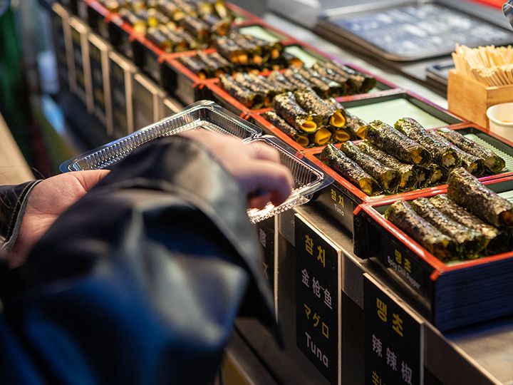 ミニ海苔巻き
(キムパッ)
価格:6個 6,000ウォン
ツナ、チーズ、焼肉、スルメ、辛い唐辛子などメニューが豊富。食べたい味をパックに詰めて。いろいろな味を楽しめます。