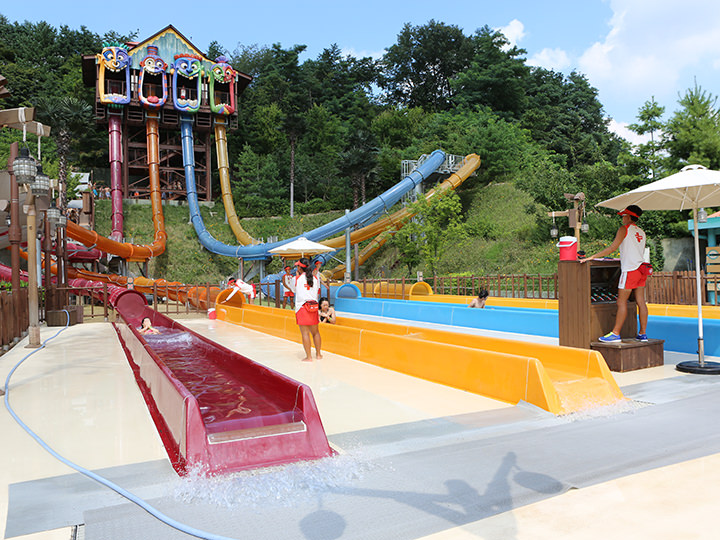 「アクアループ」はボディスライダー。何も着けないので、体感速度は90キロ!